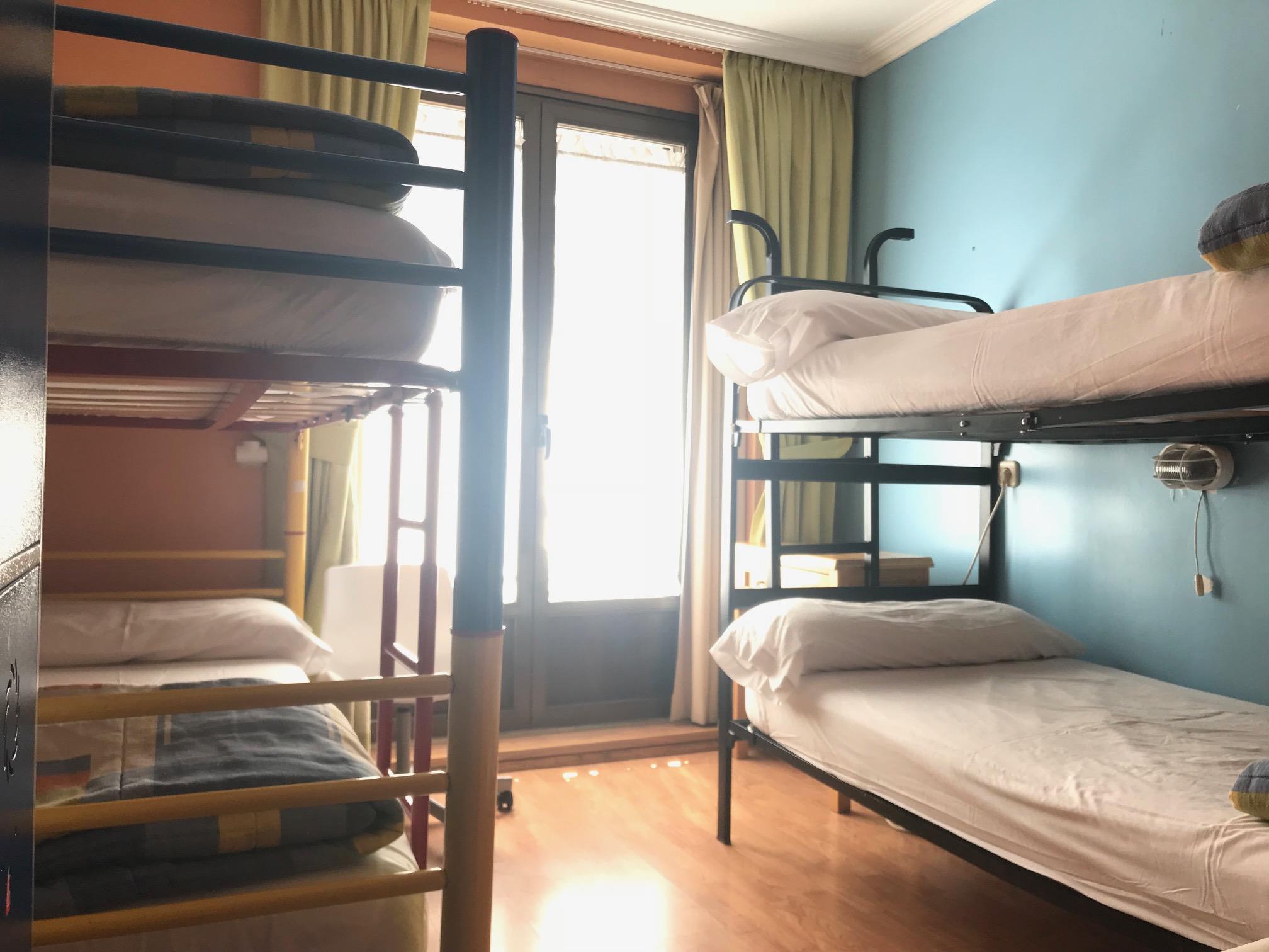 Rc Miguel Angel Hostel Мадрид Екстериор снимка A typical hostel room