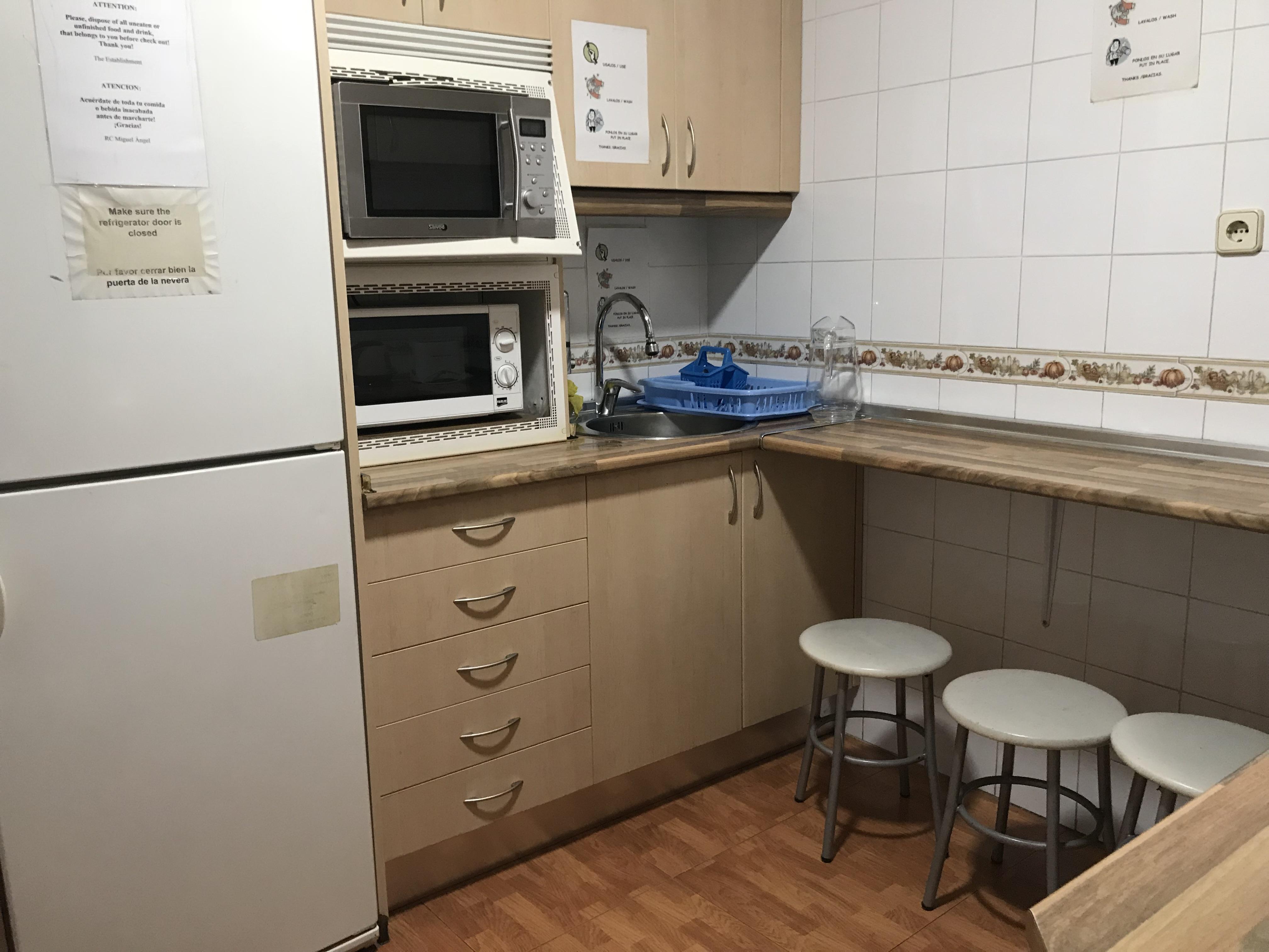 Rc Miguel Angel Hostel Мадрид Екстериор снимка A shared kitchen at a hostel