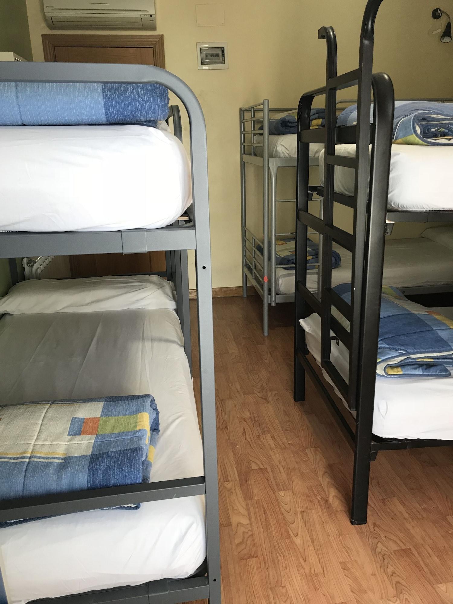 Rc Miguel Angel Hostel Мадрид Екстериор снимка A typical hostel room