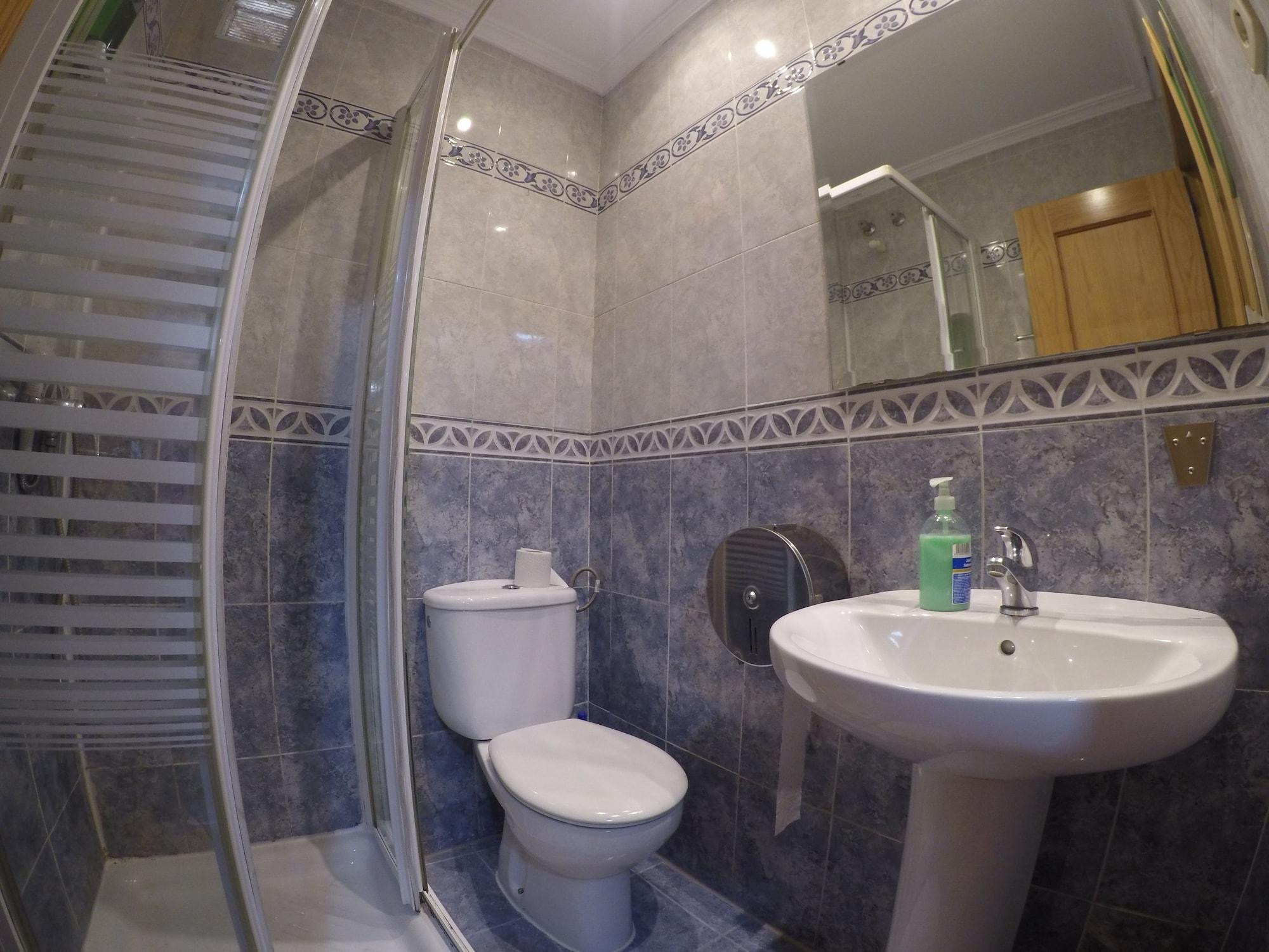 Rc Miguel Angel Hostel Мадрид Екстериор снимка Bathroom with shower cubicle