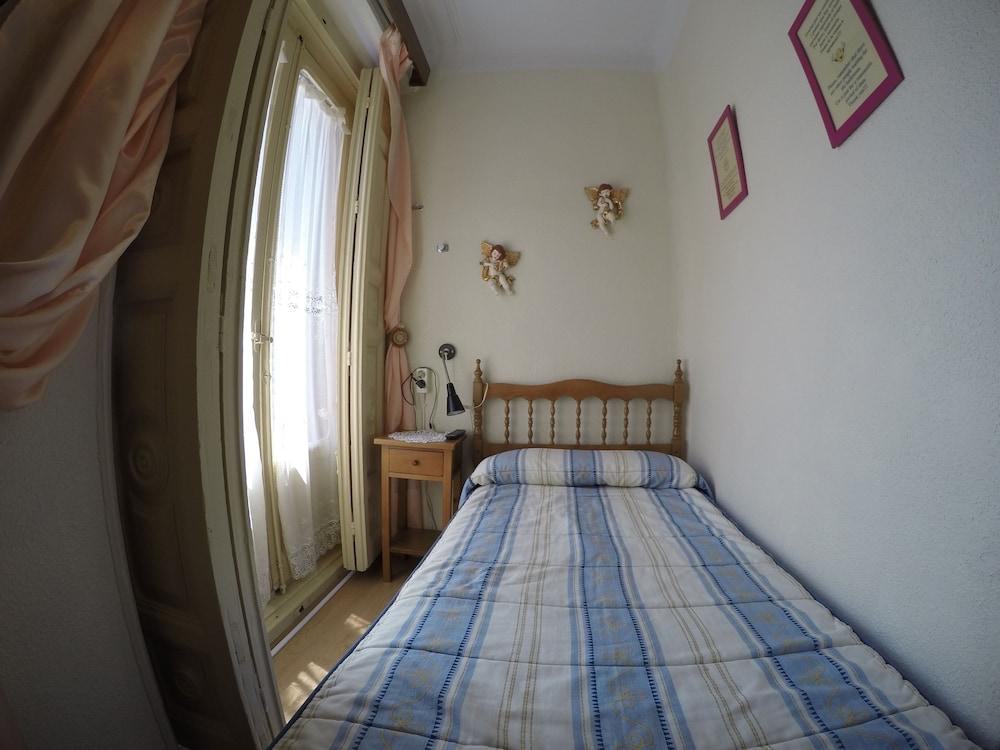 Rc Miguel Angel Hostel Мадрид Екстериор снимка A single bed
