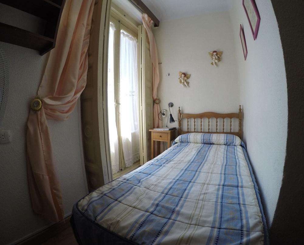 Rc Miguel Angel Hostel Мадрид Екстериор снимка A single room in a Spanish hostel