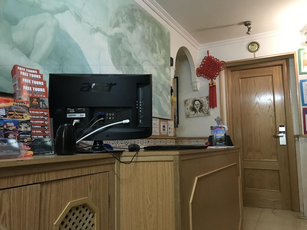 Rc Miguel Angel Hostel Мадрид Екстериор снимка Reception desk at the hotel