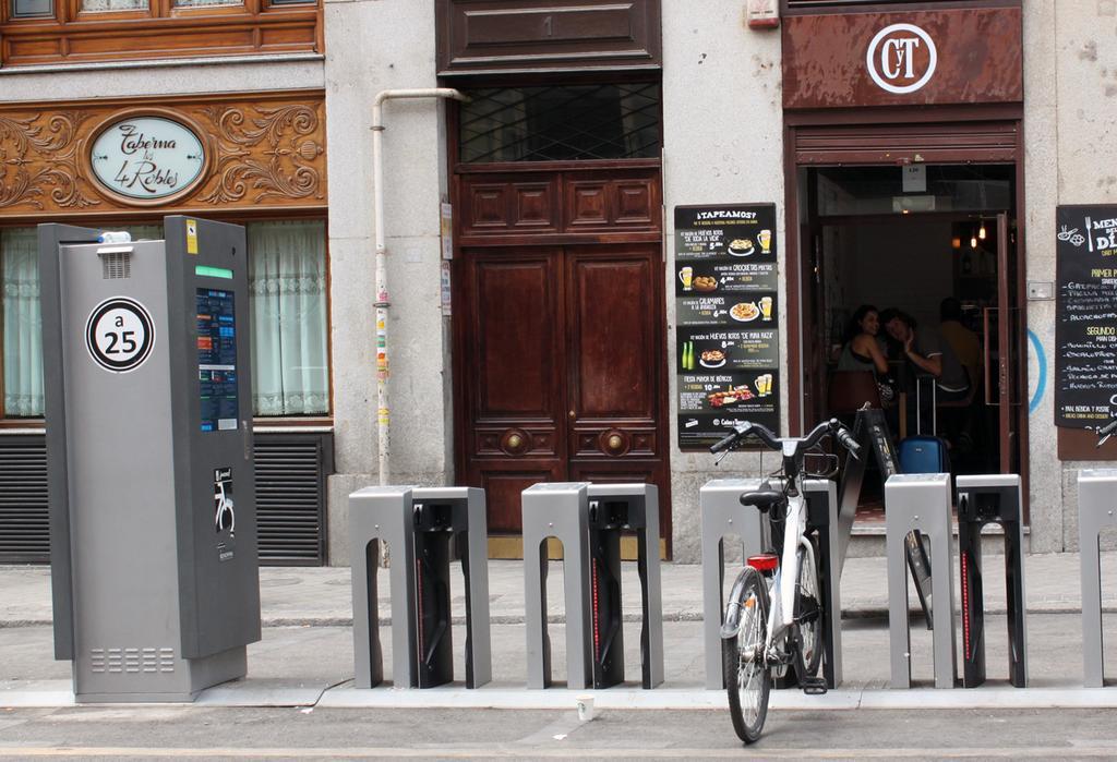 Rc Miguel Angel Hostel Мадрид Екстериор снимка Vélo'v station