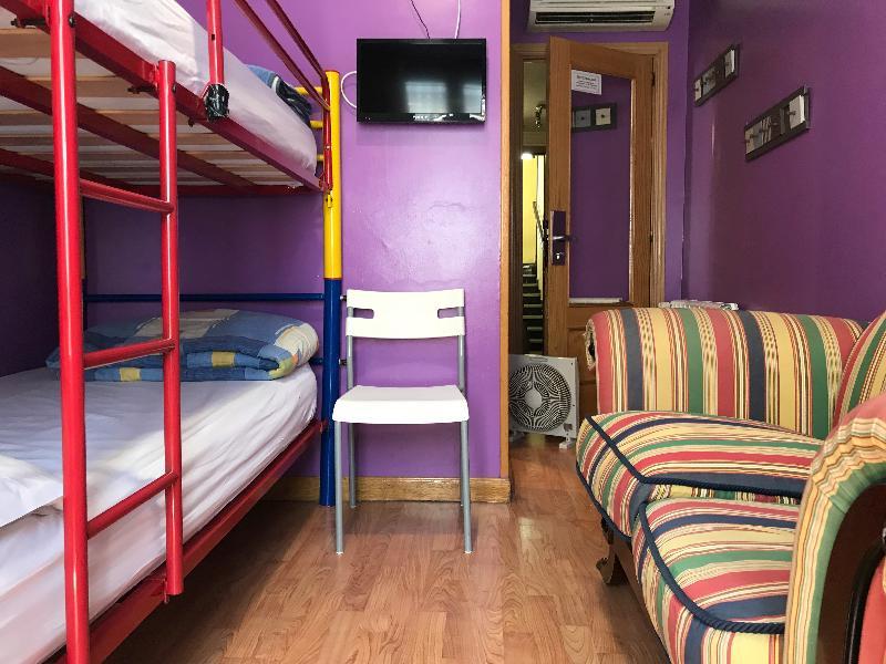 Rc Miguel Angel Hostel Мадрид Екстериор снимка Hostel room in Madrid, Spain