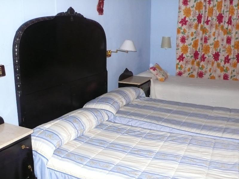 Rc Miguel Angel Hostel Мадрид Екстериор снимка A bed